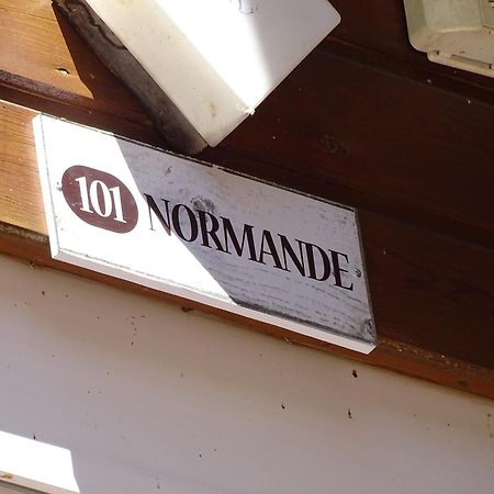 Du Cote De Chez Sam Hotel Andelaroche Bagian luar foto